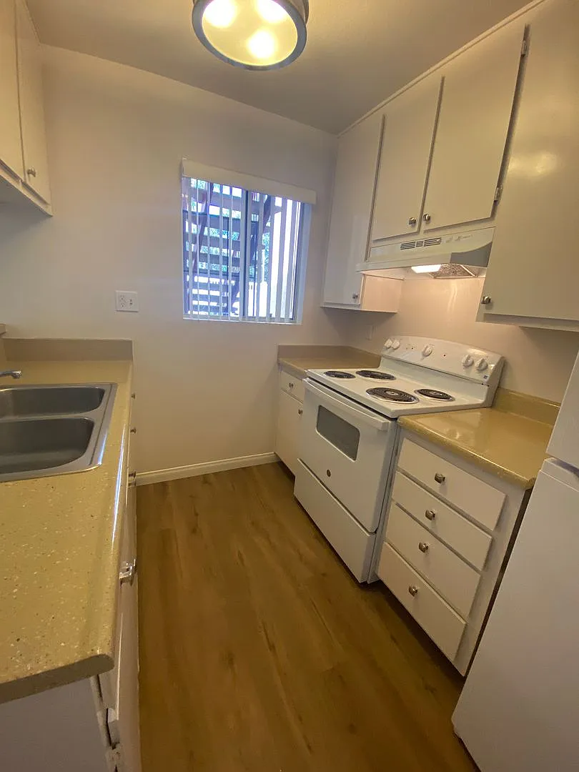Aztec Apartments — Photo 4