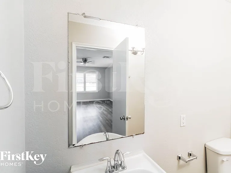 1108 W Camp Cir — Photo 16