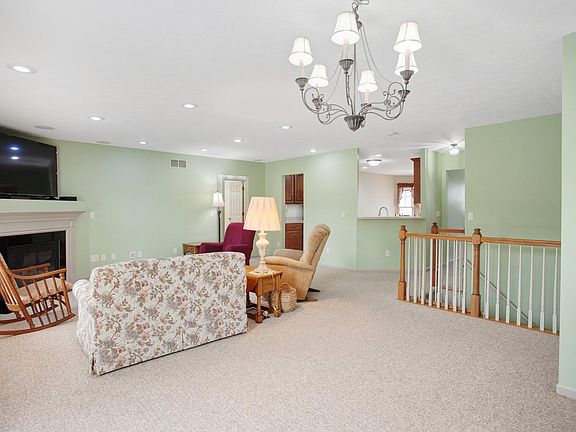 3rd image of 6413 Redenbacher Ct