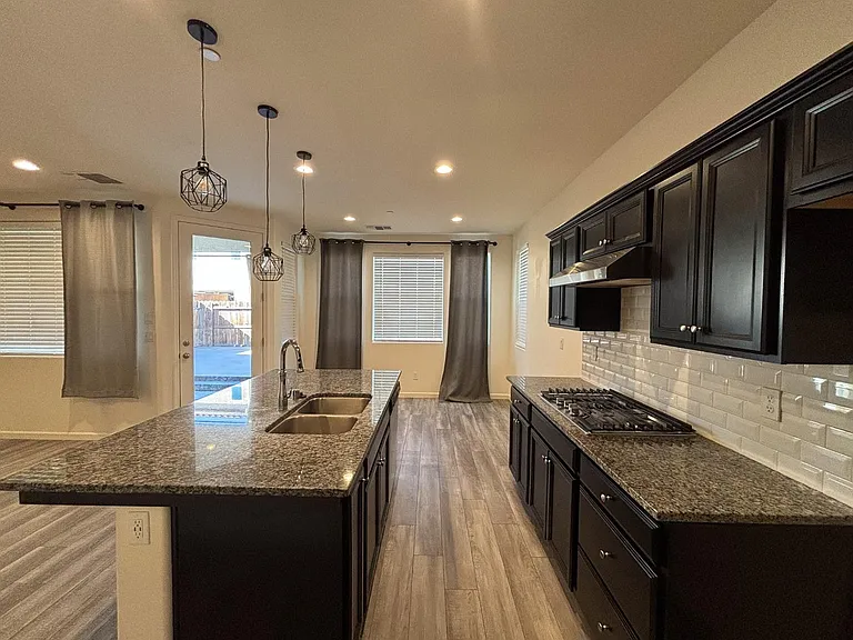 827 Fir St W — Photo 12