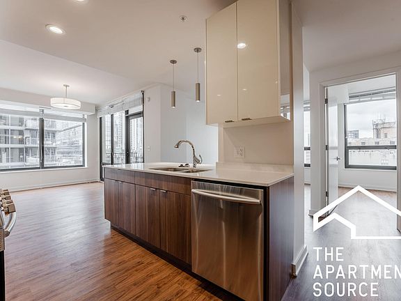 2nd image of 708 N Wells St Floor 2