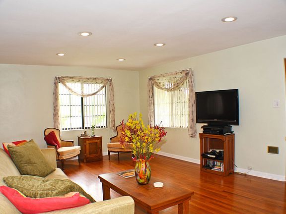 5th image of 8901 Lilienthal Ave