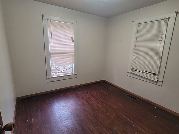 4th image of 207 Morgan St