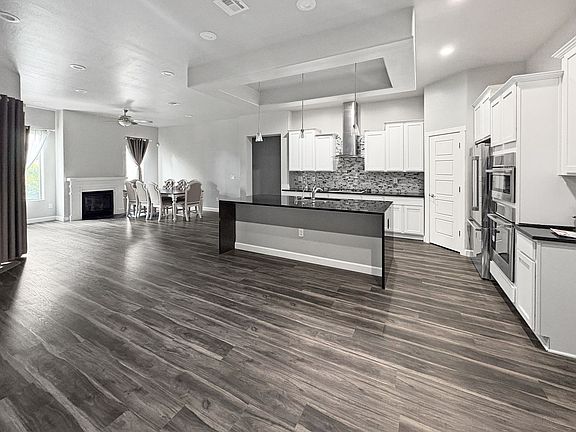 4th image of 2916 N Amor Ave