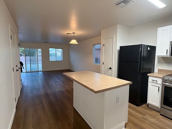 3rd image of 906 E Robert Hansen Dr