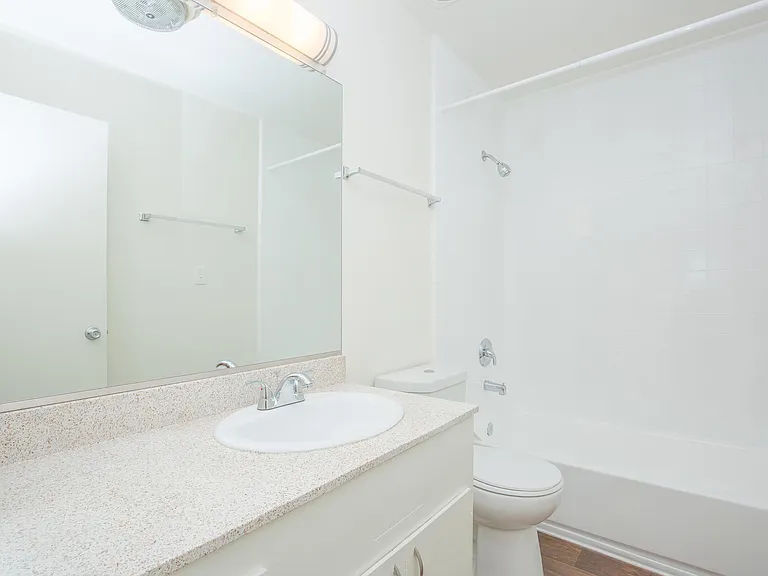Playa Mediterranean Apartment Homes — Photo 15
