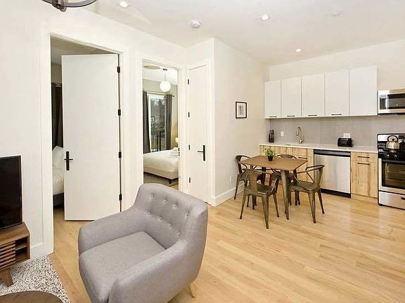3rd image of 924 Dekalb Ave APT 4R