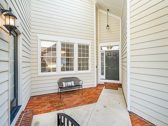 2nd image of 8 York Woods Pl