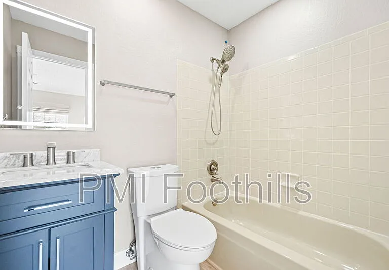 2578 E Nichols Cir — Photo 20