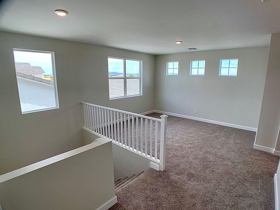 4th image of 570 E Hazelnut Ln
