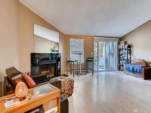 5th image of 19857 25th Ave NE APT 304
