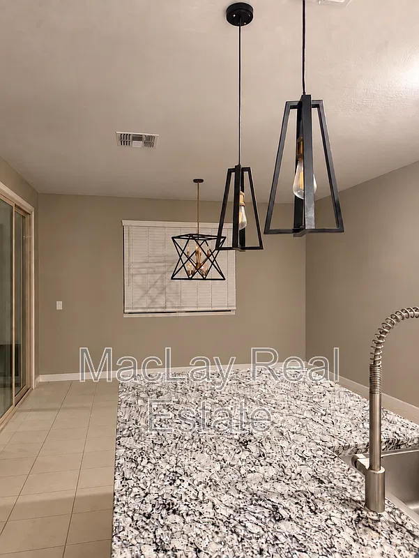 5 bed, 3.0 bath, 2534 sqft, $2,800 — Photo 3