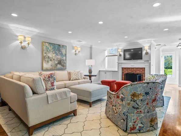 4 Farmer Rd Unit 4, Milton, MA 02186