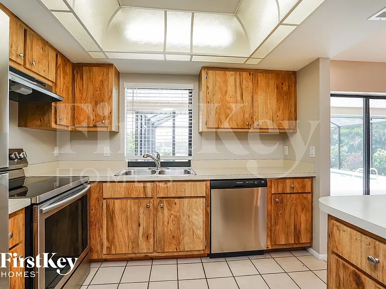 3721 SW 6th Ave — Photo 6