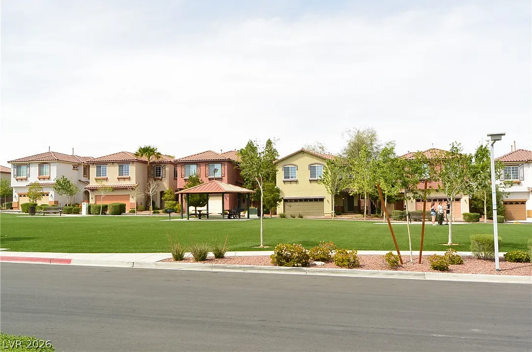 3 bed, 2.5 bath, 1720 sqft, $2,050 — Photo 2