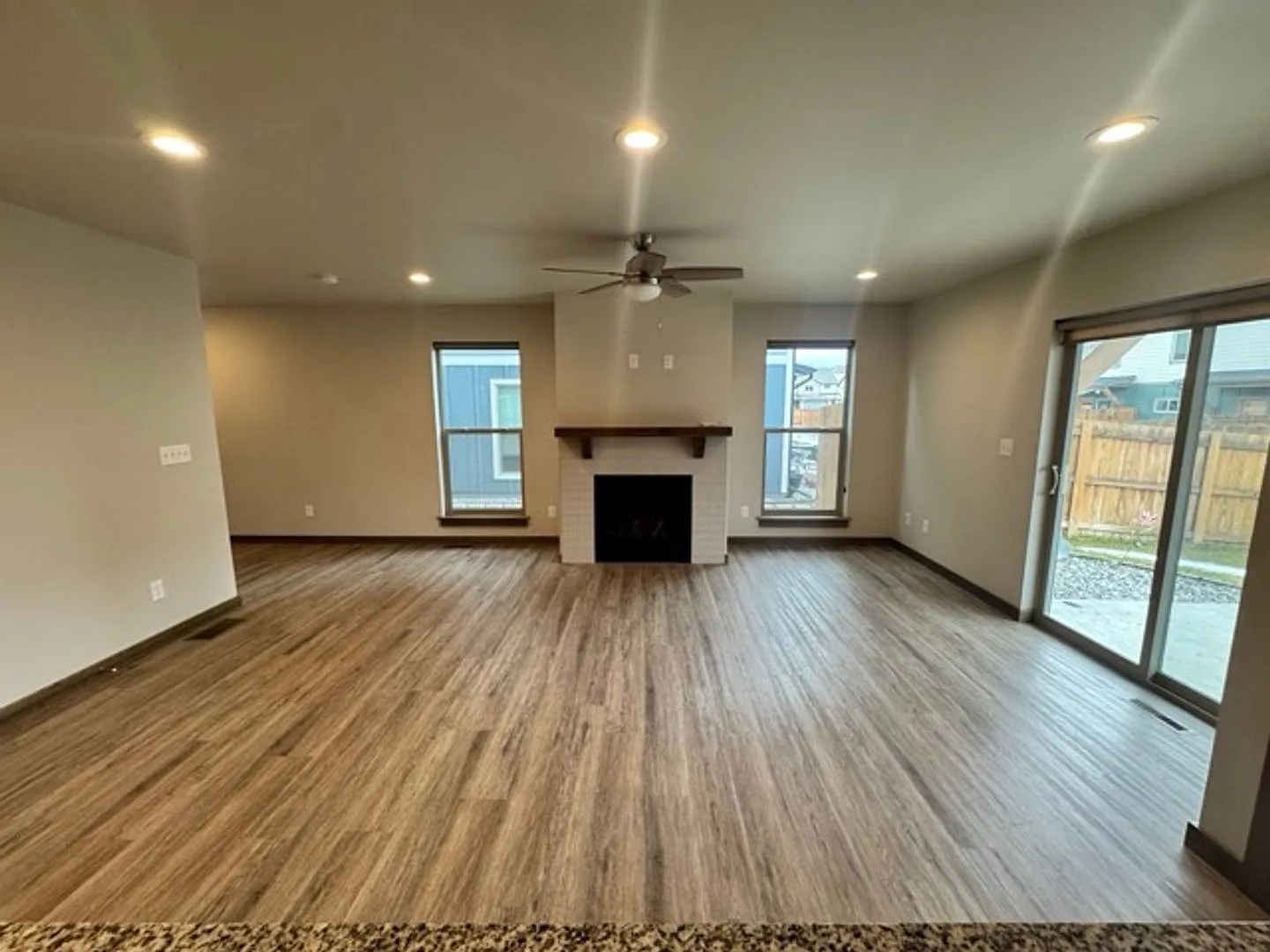 Beautiful 3 Bed, 2.5 Bath Large Townhome — Photo 3