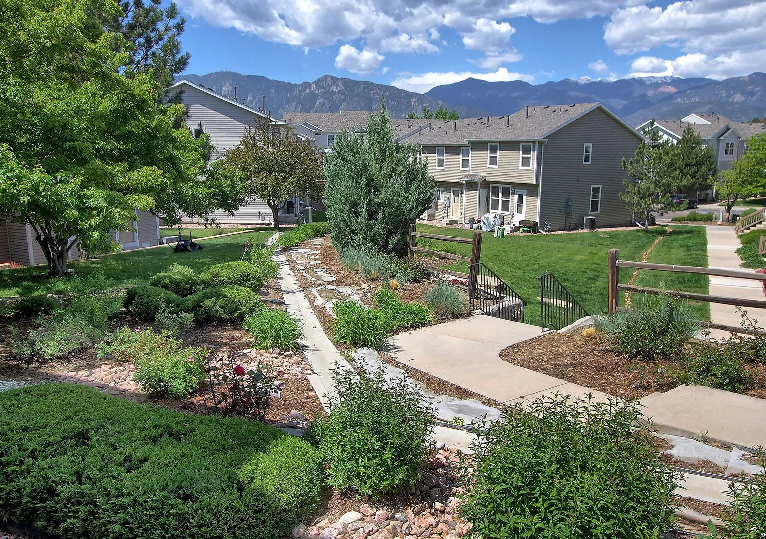 Beautiful 2 Bedroom Townhome with Mountain Views in The Bluffs at Springs Creek! — Photo 4