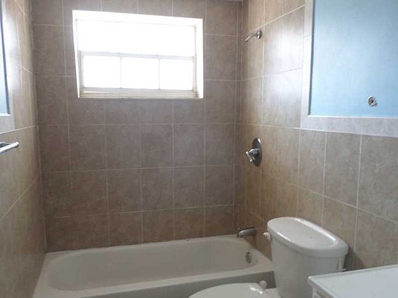 5th image of 1450 NE 170th St APT 207