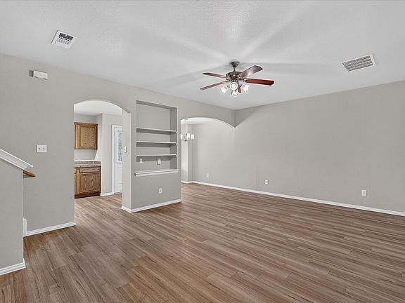 5th image of 606 E College Ave