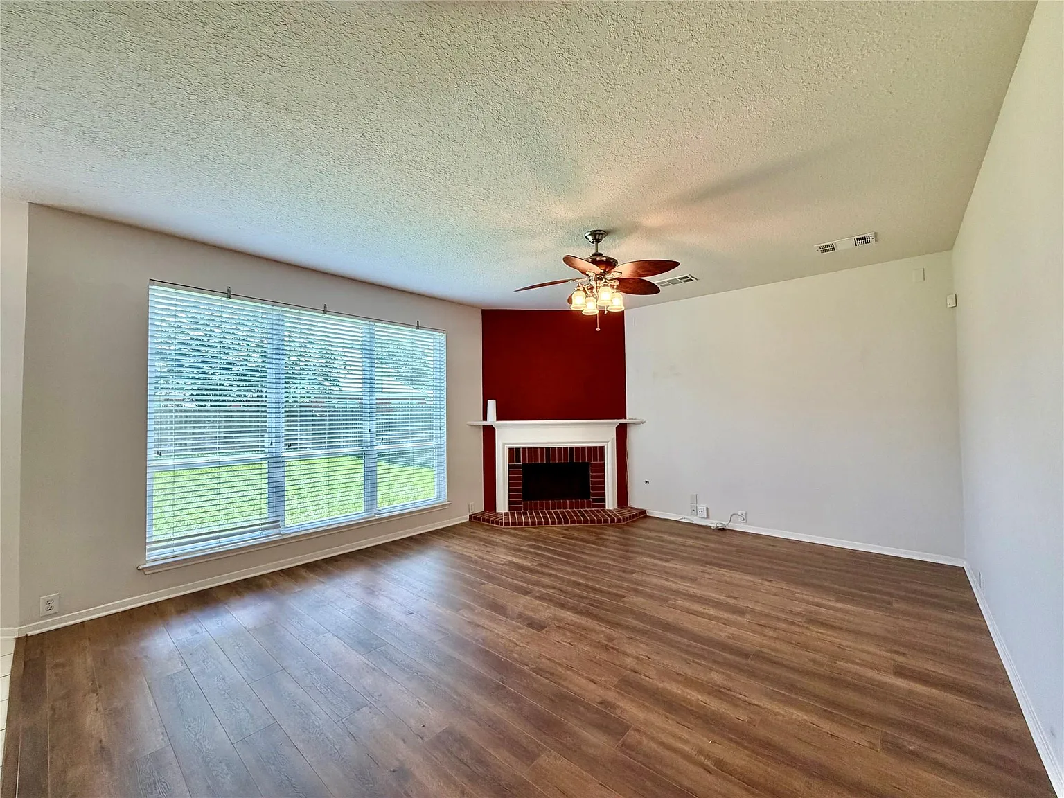 4 bed, 2.5 bath, 2451 sqft, $2,450 — Photo 4