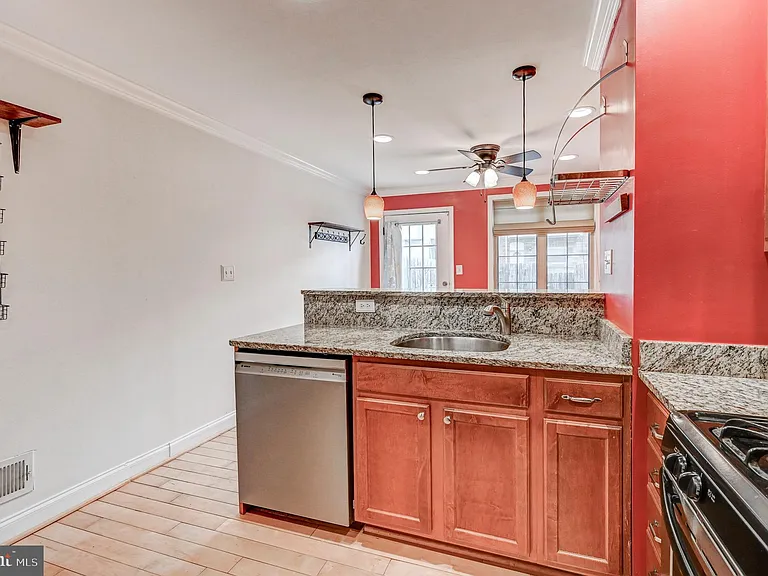 145 N Streeper St — Photo 10