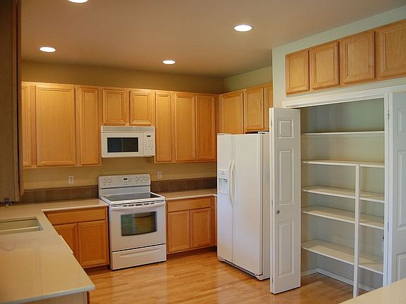 5th image of 183 SE 49th Ct
