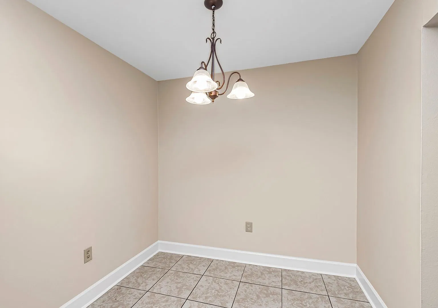 1066 Manson Dr. — Photo 4