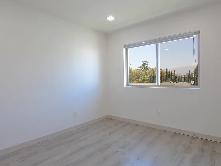 115 W Cypress St — Photo 16