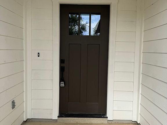 2nd image of 913 Olive St