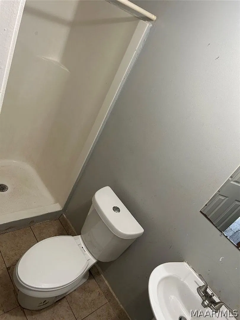 Spacious 4 Bed, 2 Bath Home on Major Street - Available Now — Photo 1