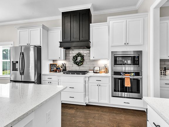 4th image of 308 Ananias St