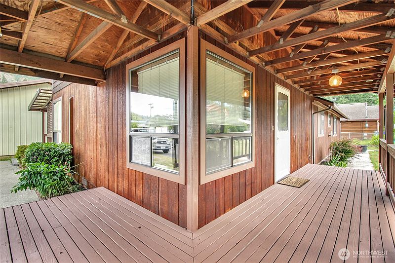 4th image of 930 Commercial Avenue