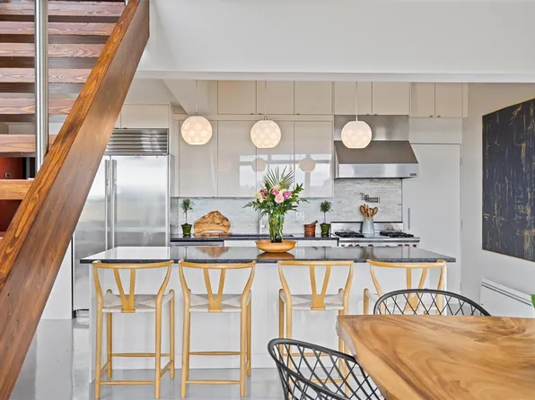 455 Sitkum Rd #402, Victoria, BC V9A 7N9