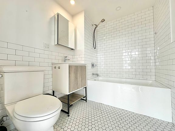 4th image of 255 McKibbin St #513