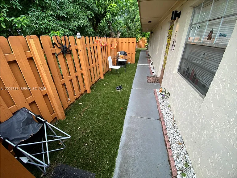 4621 SW 33rd Ave #1 — Photo 11