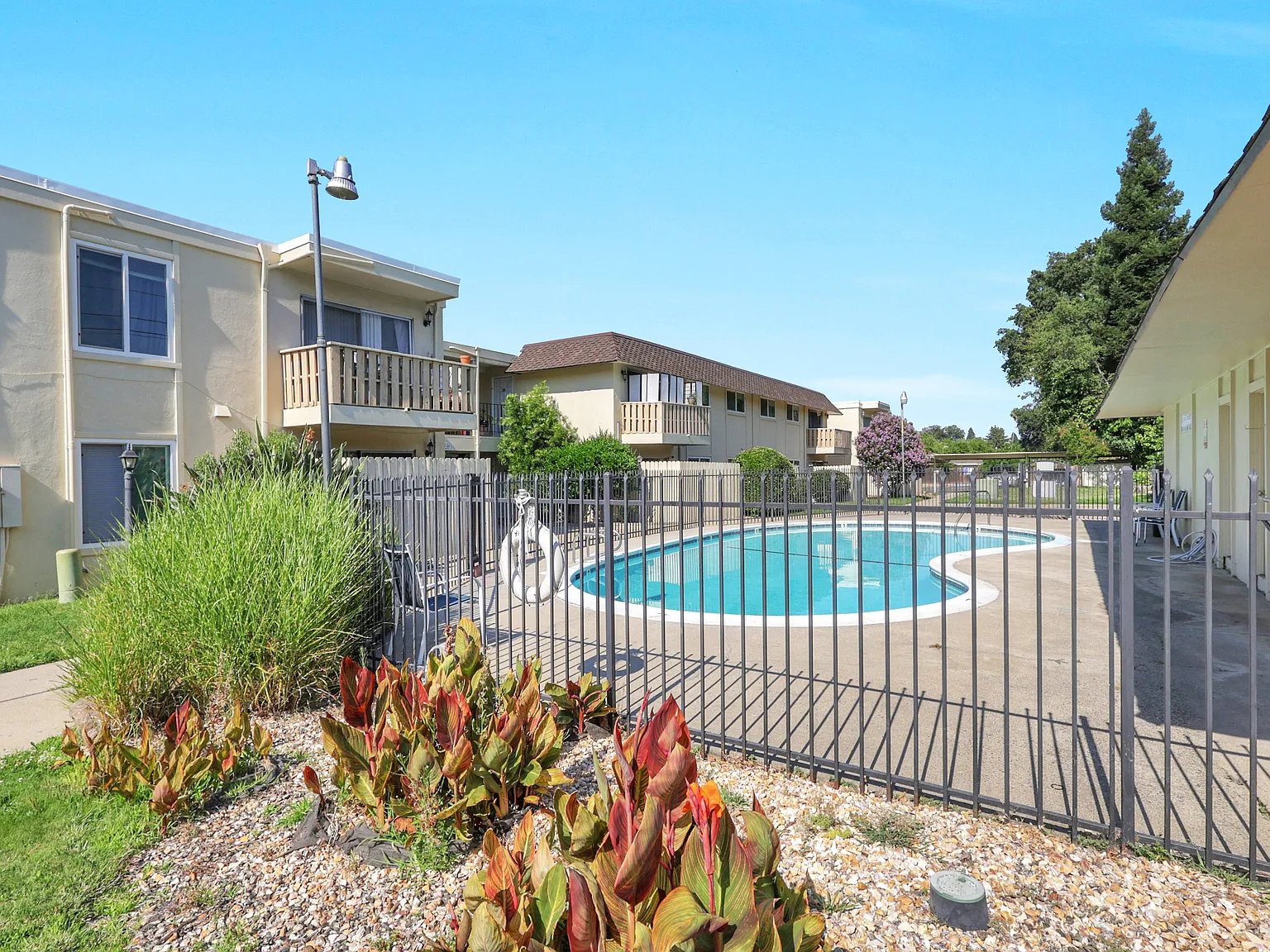 Arlington Apartments — Photo 1