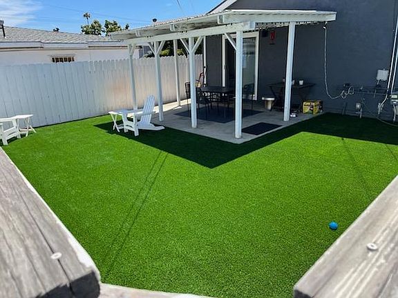 Private yard great for entertaining!