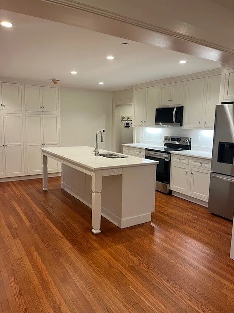 555 West 6th Street — Photo 3