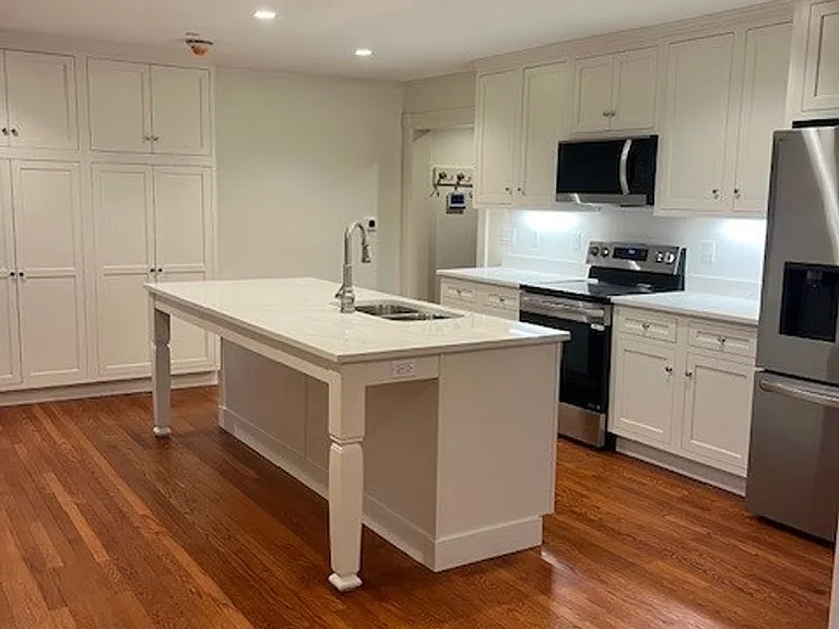 555 W 6th St — Photo 3