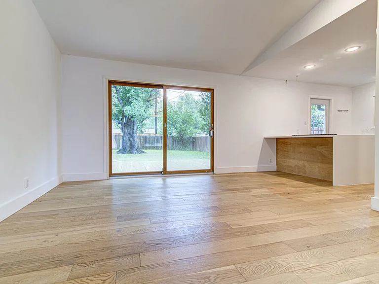 2704 Nottingham Ln — Photo 5