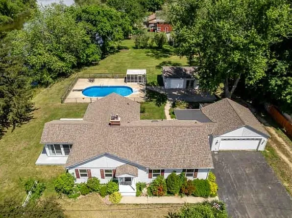 215 Shore Ln, Rockton, IL 61072