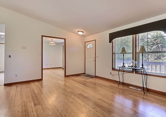 3rd image of 35311 48th Ave E