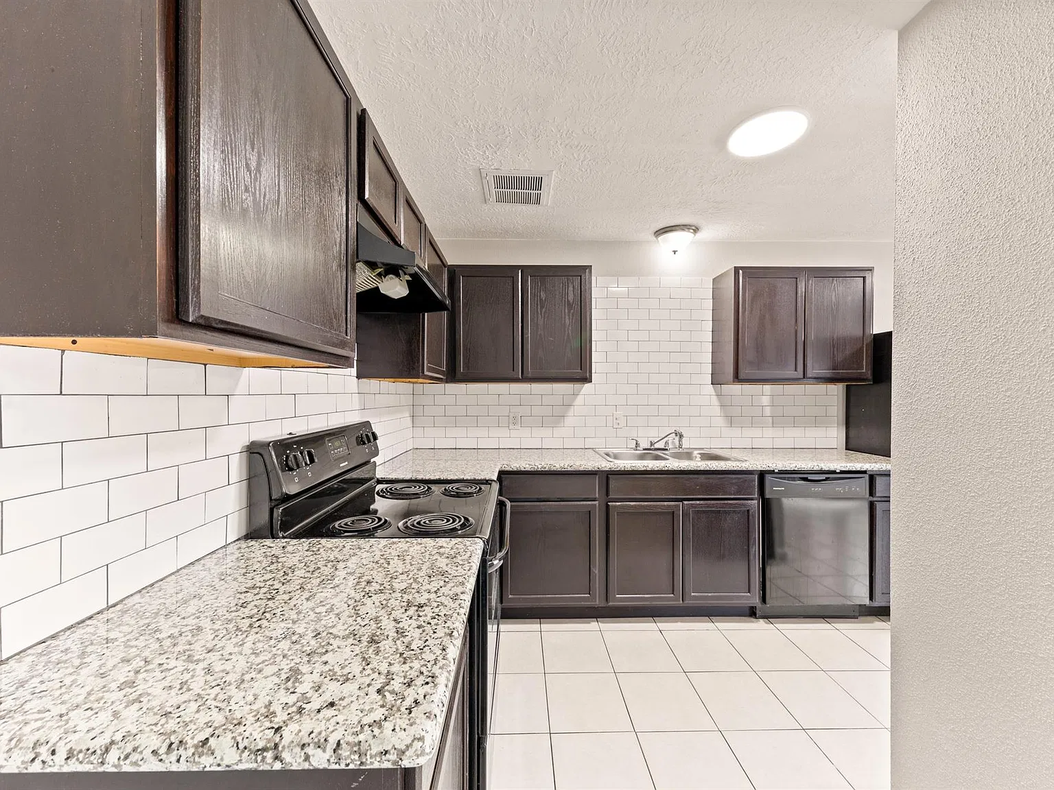 3 bed, 2.0 bath, 1424 sqft, $1,750 — Photo 2