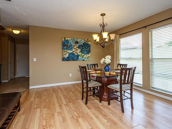 5th image of 1005 Newcastle Ct