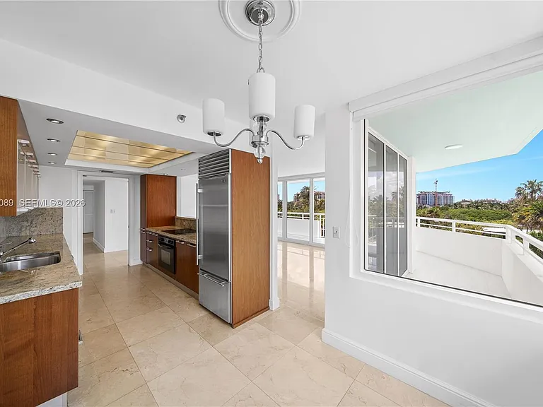 400 S Pointe Dr #409 — Photo 14