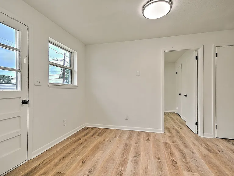 718 W G St — Photo 38