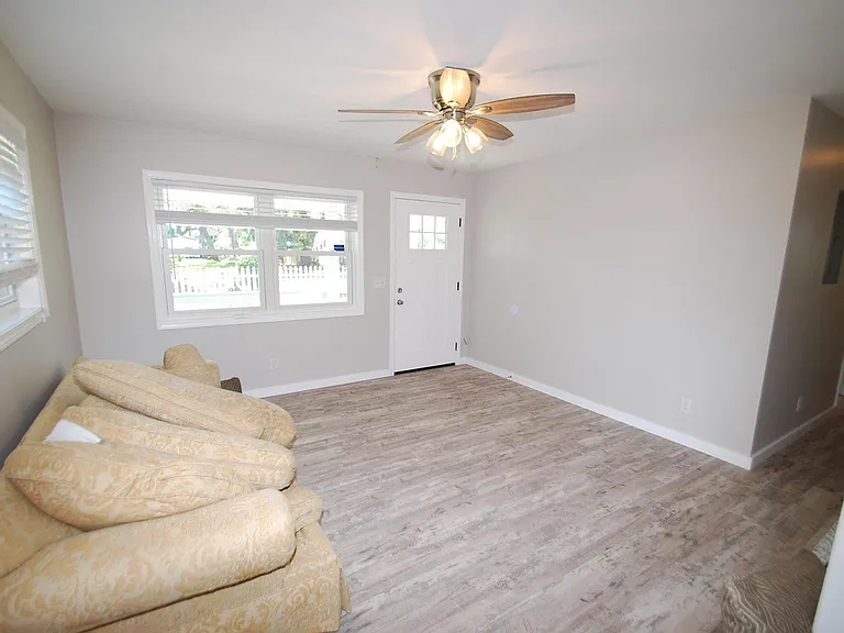 1710 Drake Ave — Photo 8