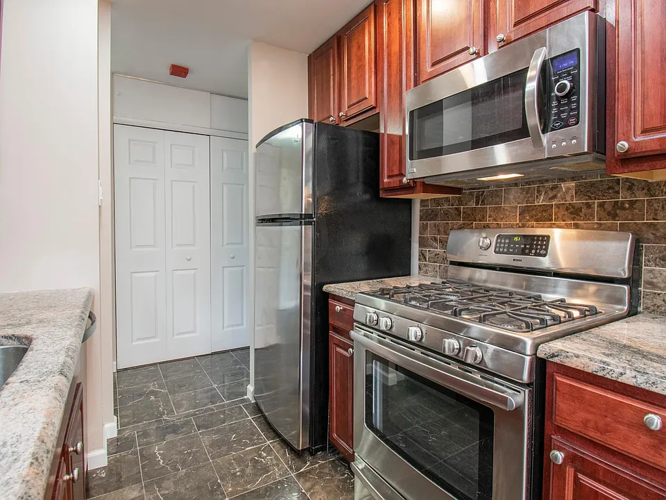 6100 Henry Ave #4L