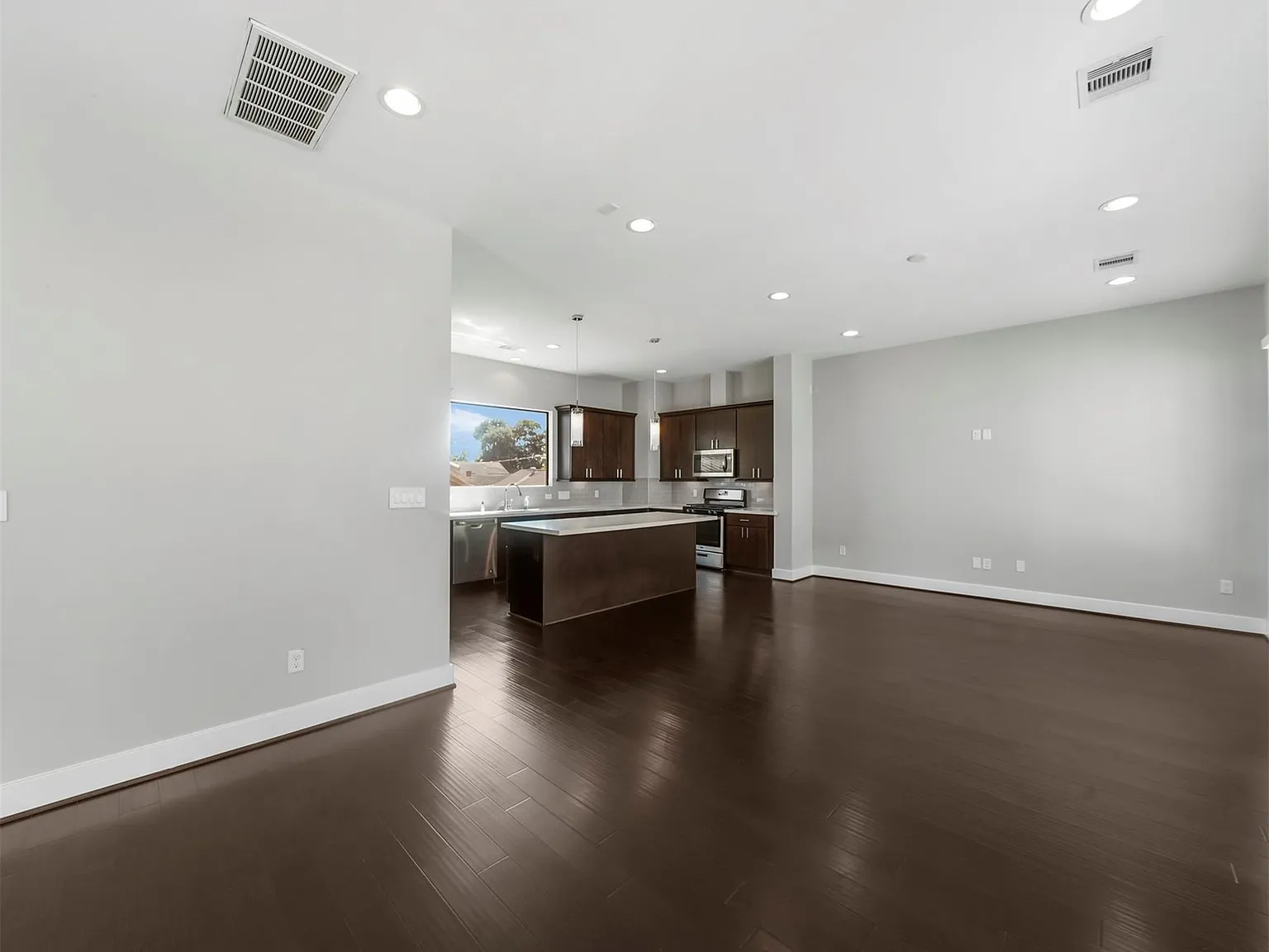3 bed, 3.5 bath, 2076 sqft, $2,595 — Photo 4