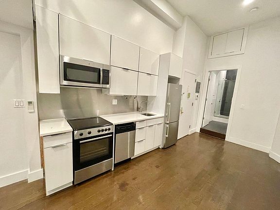 2nd image of 440 10th Ave APT 1RN